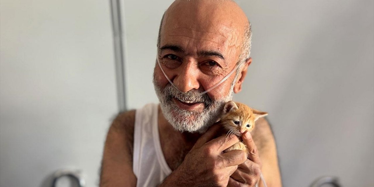 Koah Hastası Depremzede Oksijen Cihazından Ayrıldığı Saatlerde Sahipsiz Hayvanları Besliyor