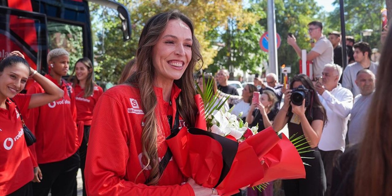 A Milli Kadın Voleybol Takımı, Çiçeklerle Karşılandı