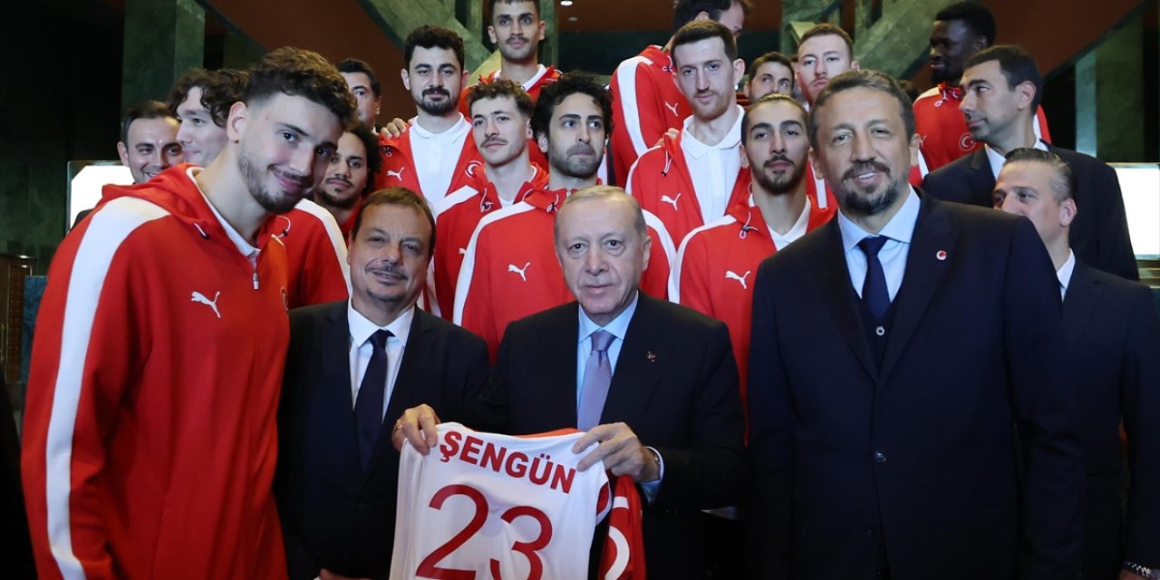 Cumhurbaşkanı Erdoğan A Milli Erkek Basketbol Takımı'nı Kabul Etti