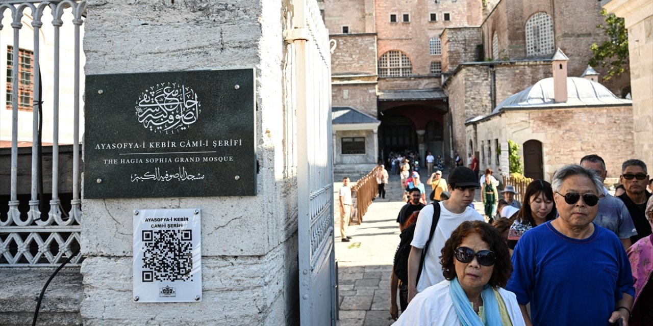 "Dijital İstanbul" Projesi Kapsamında Kentteki Tarihi Cami ve Türbelere Karekod Panolar Asıldı