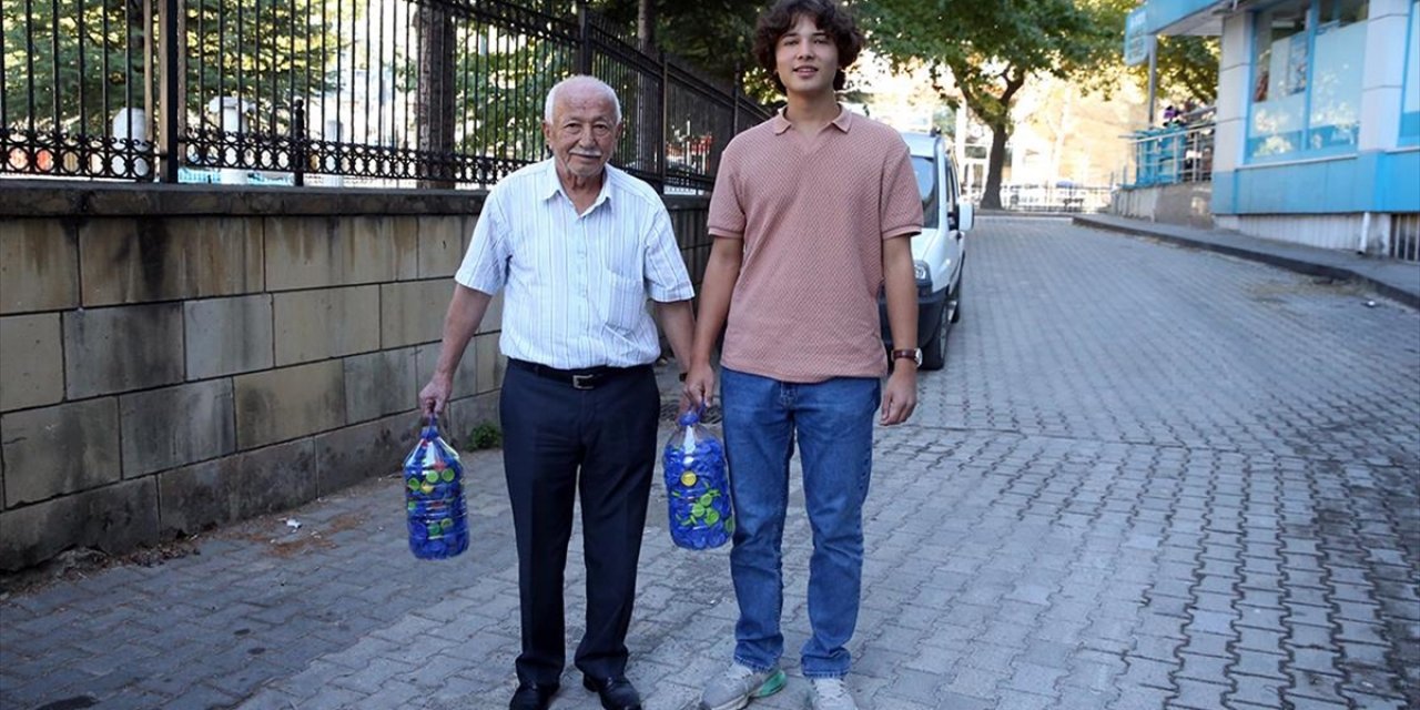 Dede ve Torunu Engellilerin Hayatına Dokunmak İçin Mavi Kapak Topluyor