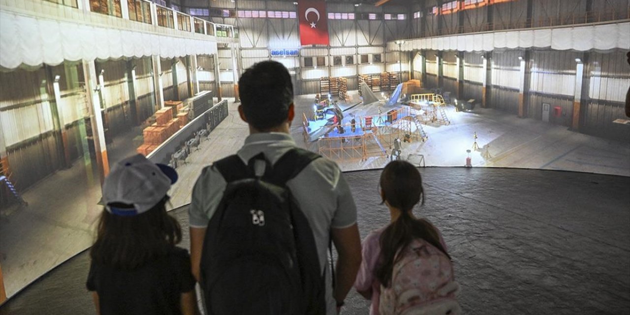 Teknofest Ziyaretçileri Oluşturulan Özel Alanda Çelik Kubbe'yi Deneyimliyor