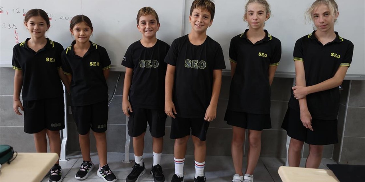 Antalya'da Aynı Sınıfta 3 İkiz Öğrenci Eğitim Görüyor