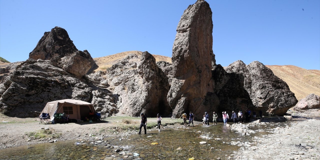 Doğa Harikası Kızılağaç Kanyonu'nda Yürürken Çevre Bilinciyle Çöp de Topladılar