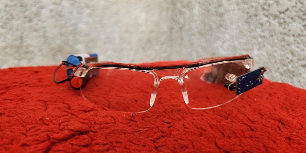 Nijeryalı Üniversite Öğrencisi Sürücülerin Uyuyakalmaması İçin Sesle Uyaran Gözlük Tasarladı