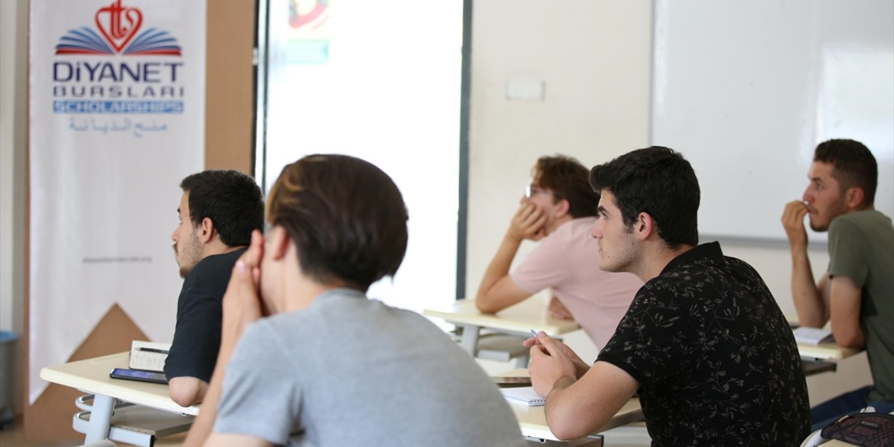 Türkiye Diyanet Vakfı, Bu Yıl 8 Bin Öğrenciye Eğitim Desteği Sağlayacak