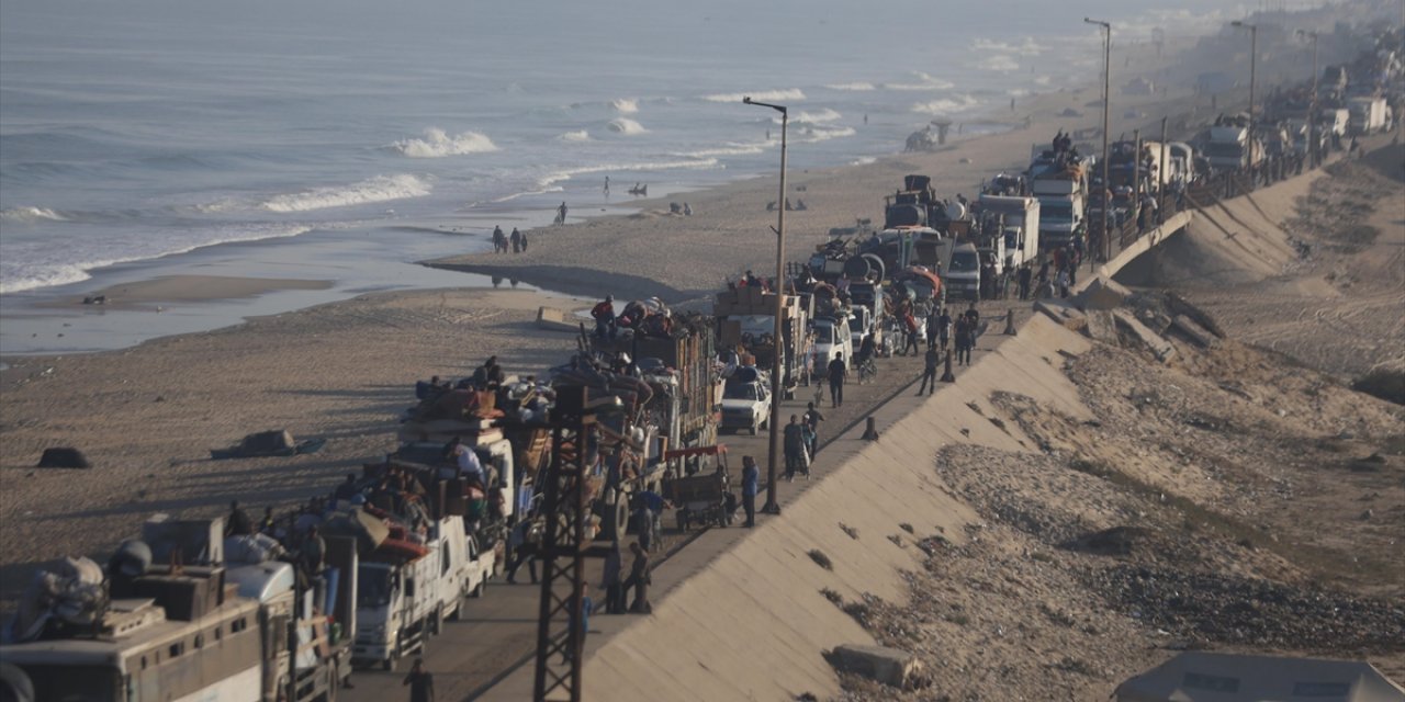 İsrail'in Kara Saldırıları Nedeniyle Gazze Kentindeki Filistinlilerin Zorunlu Göçü Sürüyor