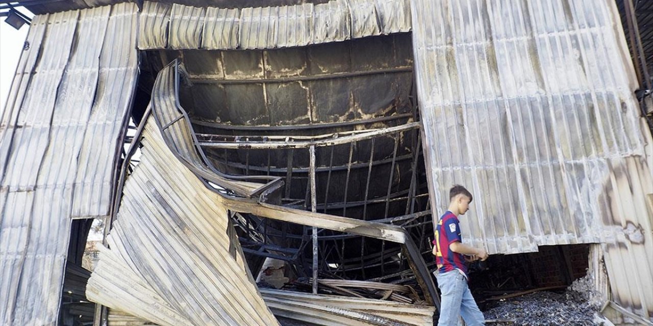 İzmir'de Mobilya Atıkları ve Çöplerin Bulunduğu Alanda Çıkan Yangın İş Yerine Zarar Verdi