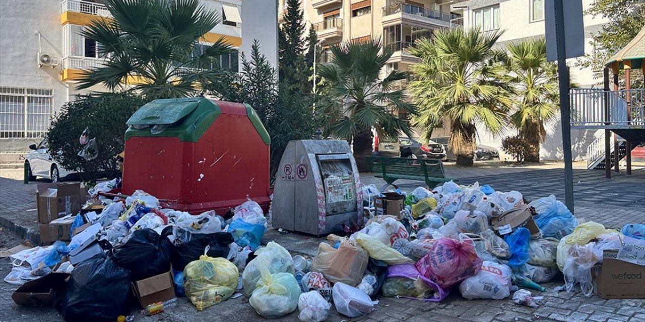 İzmir Karşıyaka'da Toplanmayan Çöpler Tepkiye Neden Oluyor