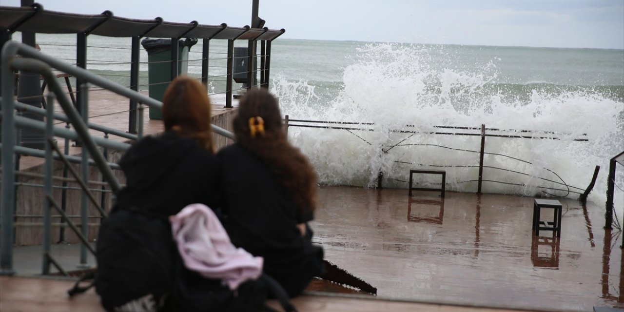 Ordu'da Kuvvetli Rüzgar Karadeniz'de Dev Dalgalar Oluşturdu