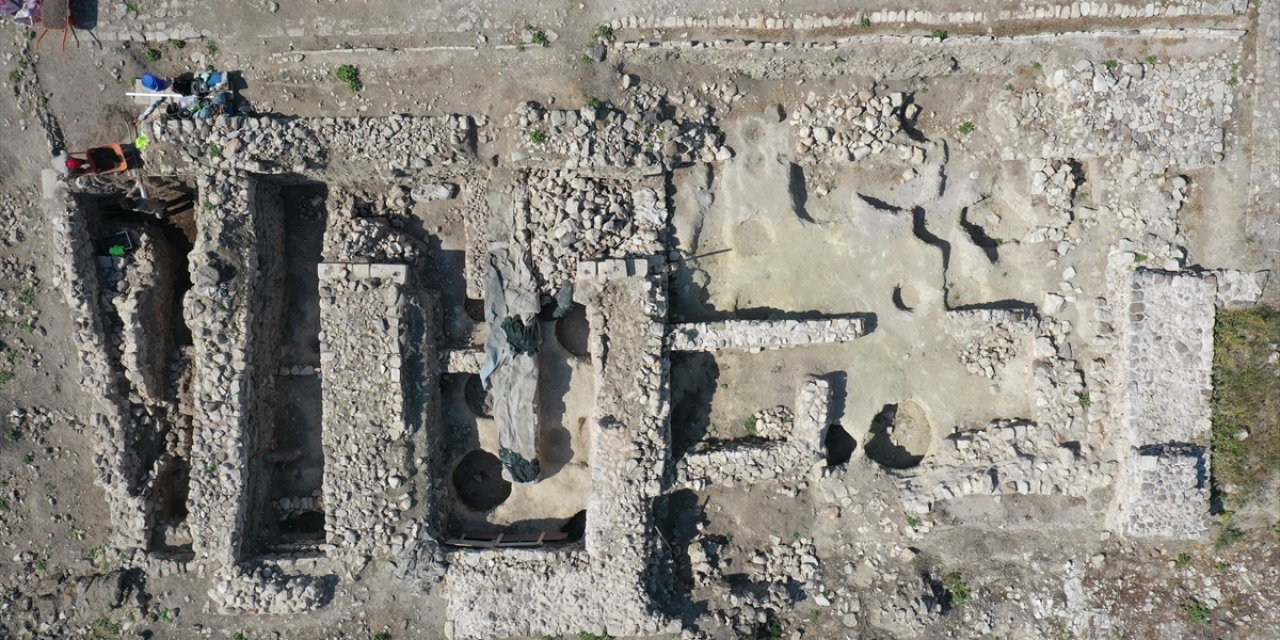 Daskyleion'daki Lidya Mutfağında İki Ocak Kalıntısı Gün Yüzüne Çıkarıldı