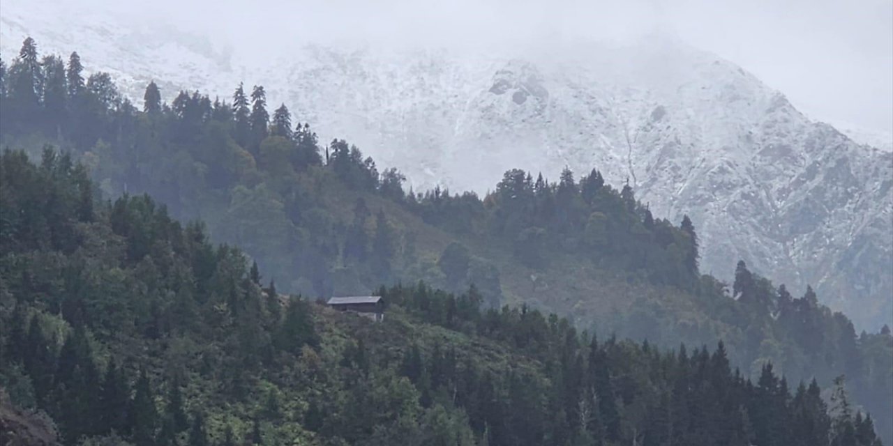 Rize'de Yüksek Kesimlere Kar Yağdı