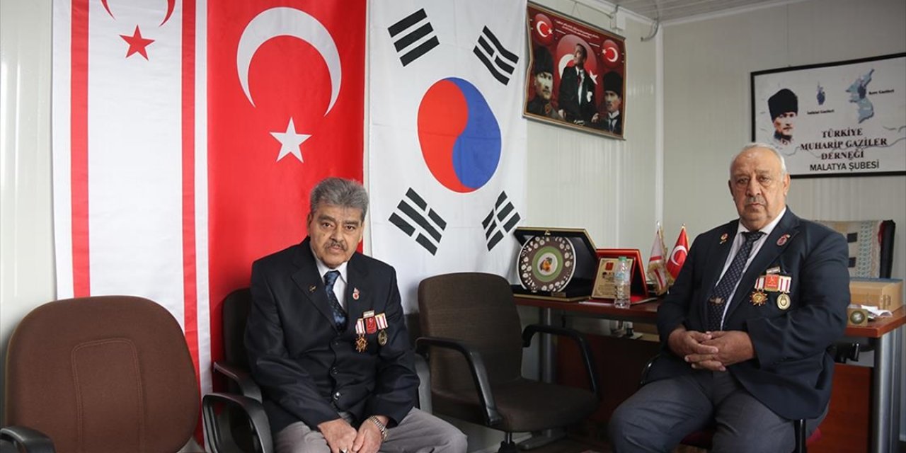 Malatyalı Gazi, Depremde Enkaz Altında Kalan Hatıra Fotoğraflarına Üzülüyor