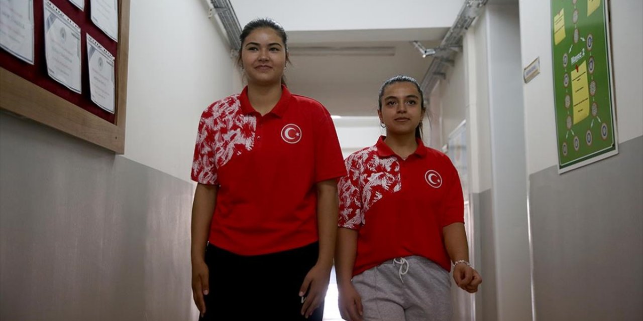 Okul Sıralarında Bilek Güreşine Başlayan İki Arkadaş Dünya Şampiyonası'nda Derece Elde Etti