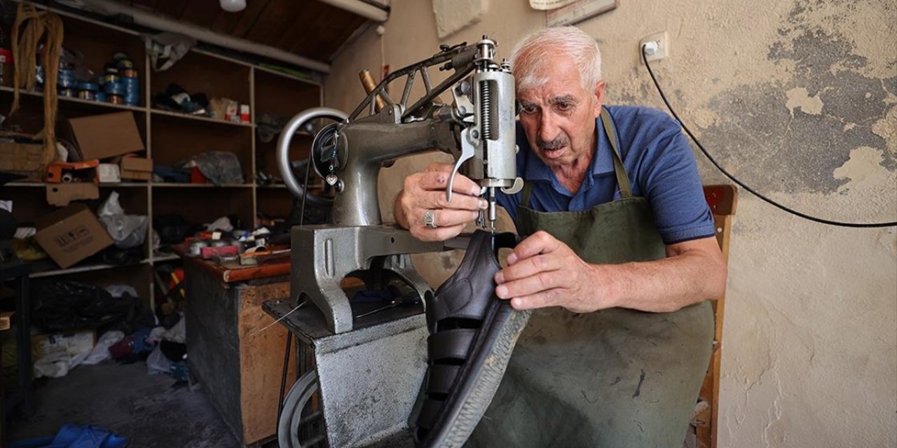 Mardinli Ayakkabı Ustası 5 Metrekarelik İş Yerinde 50 Yılı Aşkın Süredir Çalışıyor
