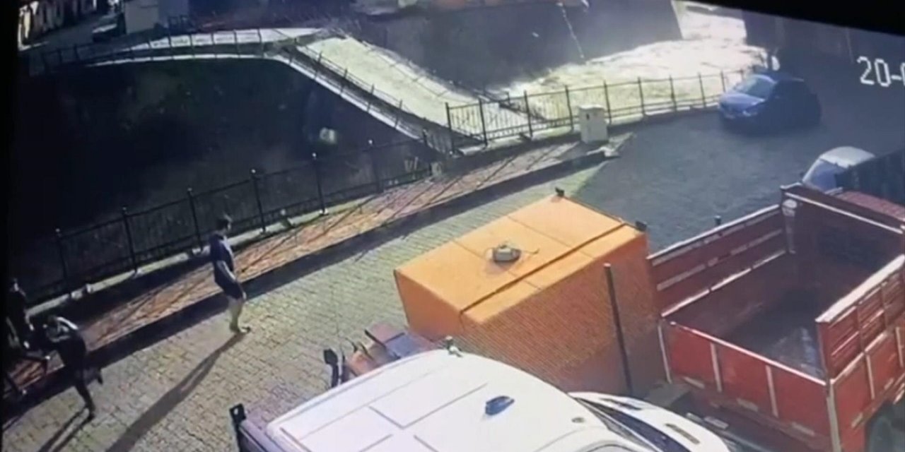 Artvin'de Tarihi Köprünün Yıkılma Anı Güvenlik Kamerasına Yansıdı