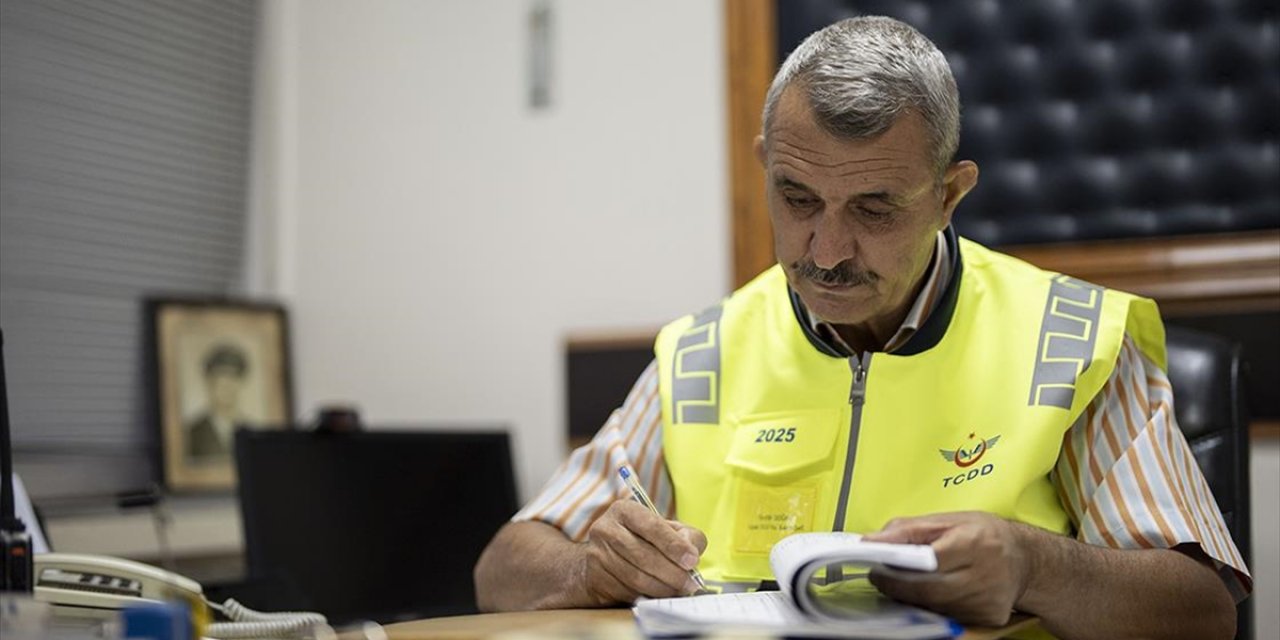 Dedesi ve Babasının da Çalıştığı Kurumda 45 Yıldır Trenlerin Güvenliği İçin Mesai Yapıyor