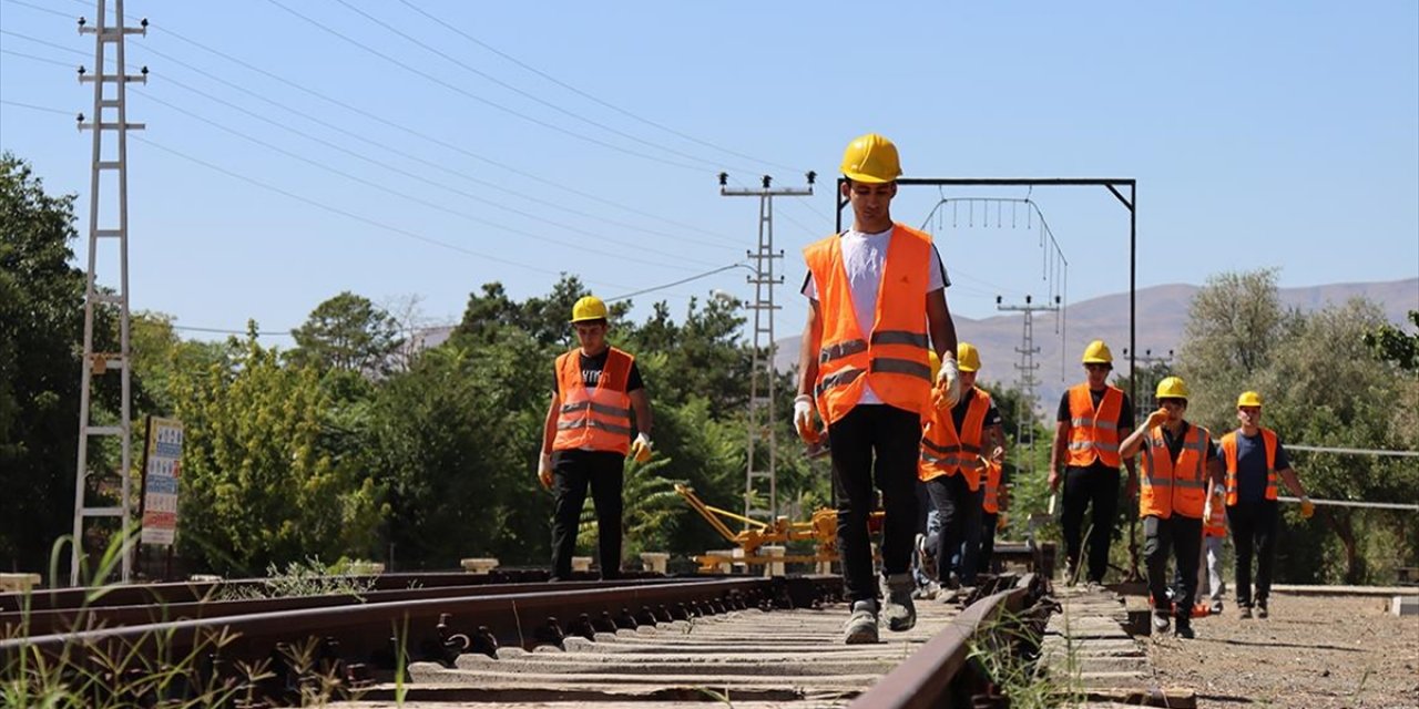 Tarihi Tren Garındaki Simülasyonlu Uygulama Alanıyla Öğrenciler İş Hayatına Hazırlanıyor
