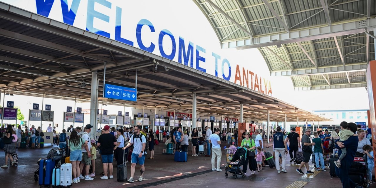 Ege ve Akdeniz'deki Havalimanları Yaz Sezonunda Turistlerle Rekora Uçtu