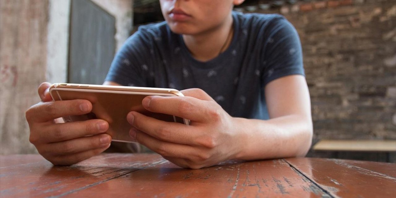 Kontrolsüz Sosyal Medya Kullanımı ve Şiddet İçerikli Oyunlar Ergenleri Tehdit Ediyor