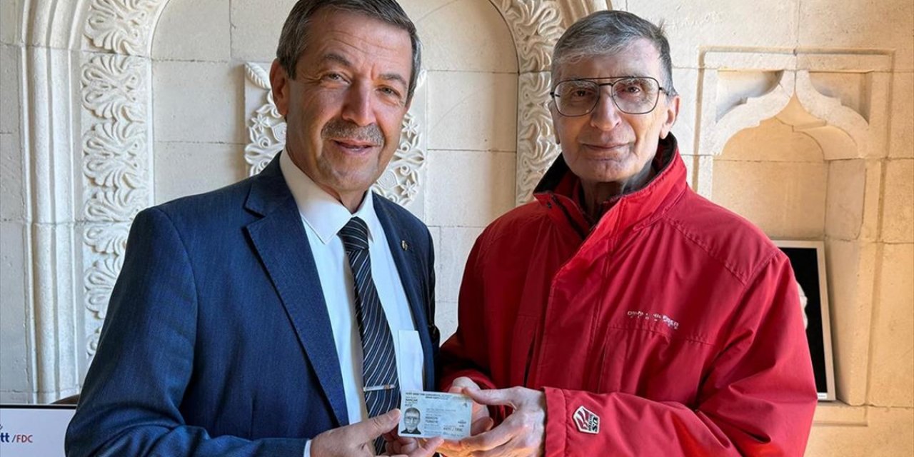 KKTC Dışişleri Bakanı Ertuğruloğlu, Bilim İnsanı Aziz Sancar'a KKTC Kimliğini Takdim Etti