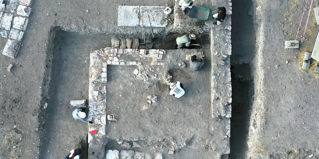 Ani'deki Kazılarda Selçuklu Dönemine Ait Kümbet Kalıntısı Bulundu