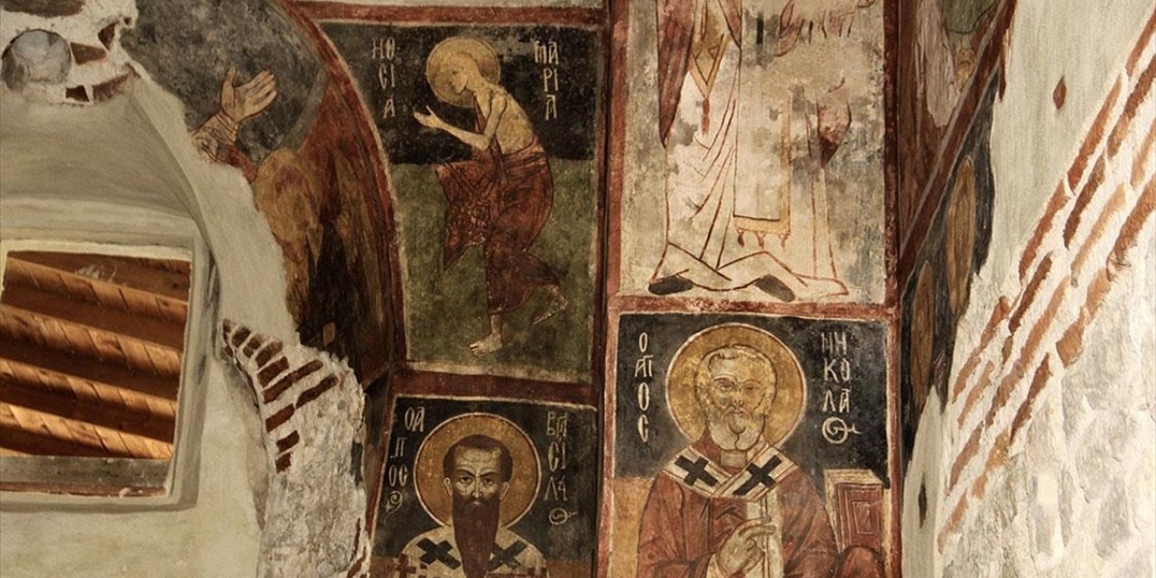 Sinop'ta Tarihi Kilise Geçmişin İzlerini Duvarlarındaki Resimlerle Bugüne Taşıyor