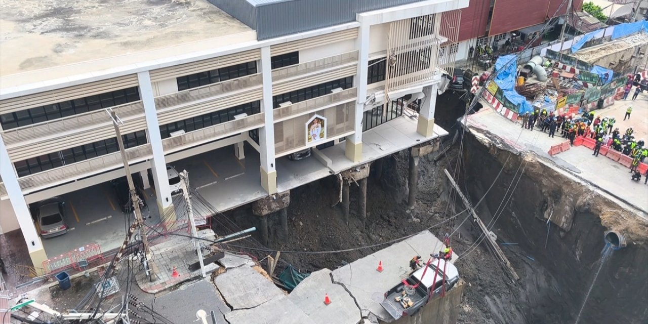 Tayland'da Yolun Çökmesi Sonucu 50 Metre Derinliğinde Çukur Oluştu