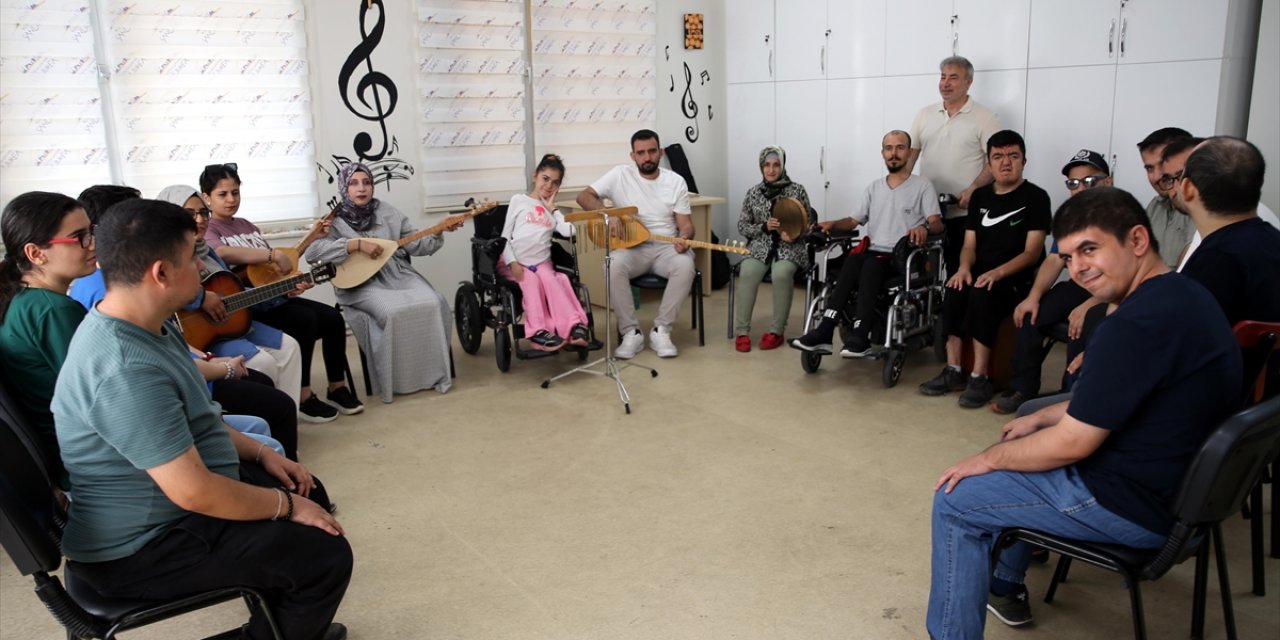 "Unesco Müzik Şehri" Şanlıurfa'da Engelliler ve Özel Gereksinimli Bireyler Enstrüman Çalmayı Öğreniyor