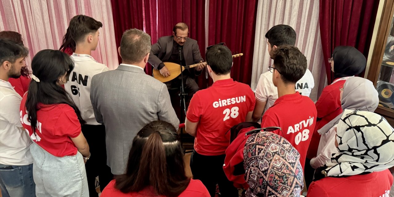 Genç Ahiler "Bozkırın Tezenesi" Neşet Ertaş'ı Unutmadı