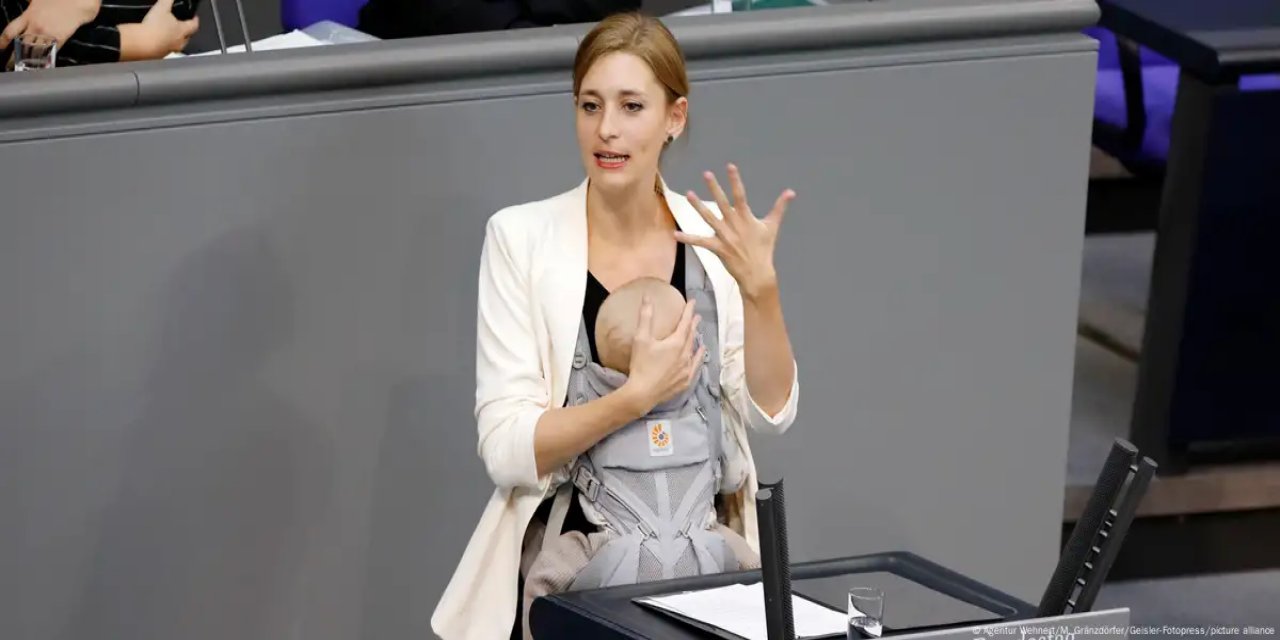 Alman Meclisinde Bir İlk: Kucağında Bebekle Konuştu