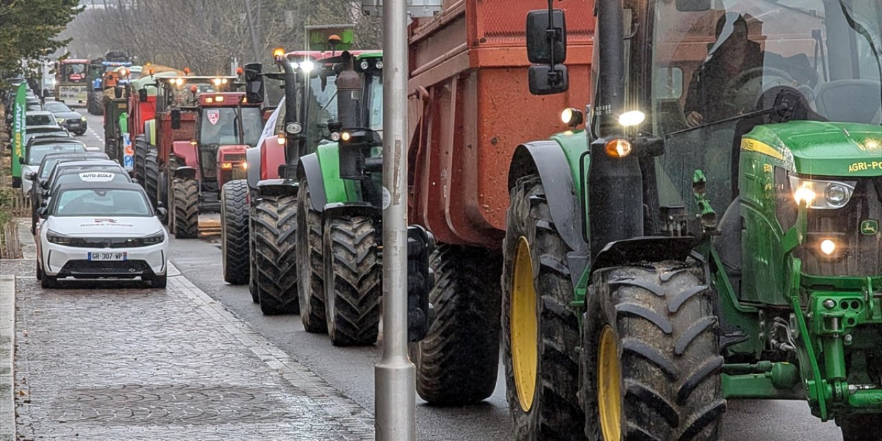 Fransa'da AB-Mercosur Ticaret Anlaşmasına Karşı Çıkan Çiftçiler Eylemde