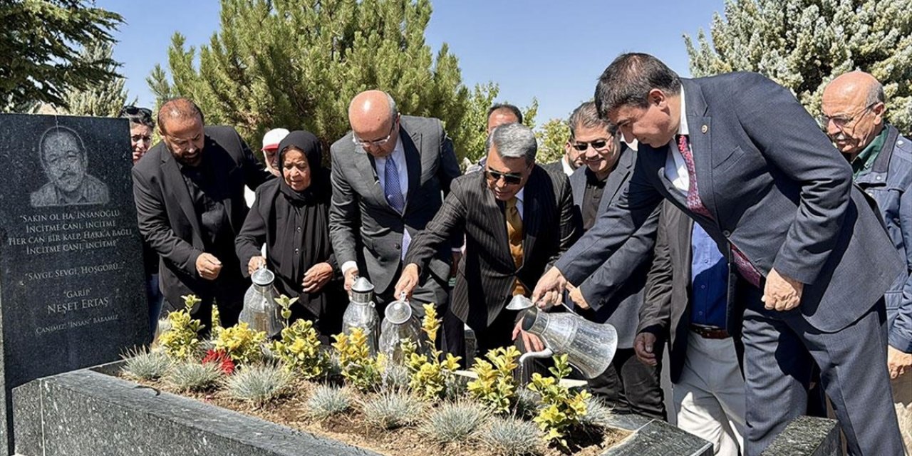 "Bozkırın Tezenesi" Halk Ozanı Neşet Ertaş, Kırşehir'de Mezarı Başında Anıldı