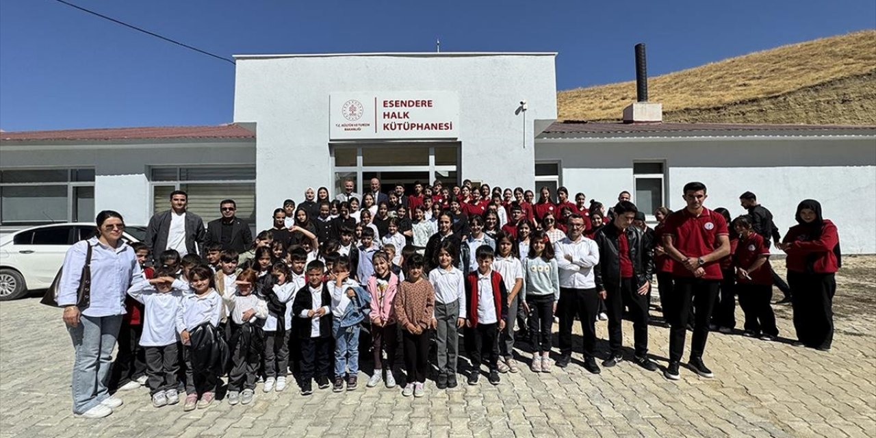 İran Sınırındaki Beldede Açılan Kütüphane 15 Bin Kitapla Öğrencilere Hizmet Veriyor