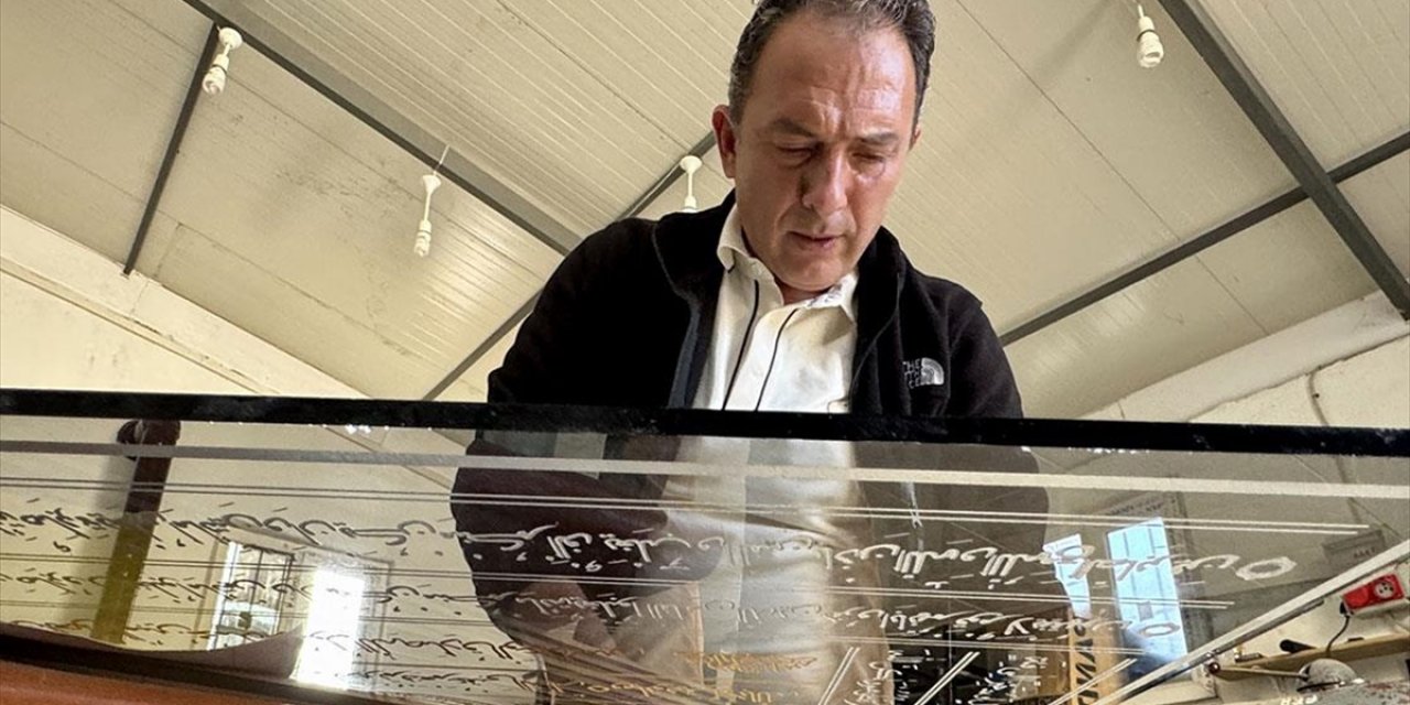 "Ahi Sancağı" 7 Ay Süren Hassas Çalışmayla Cama İşlendi