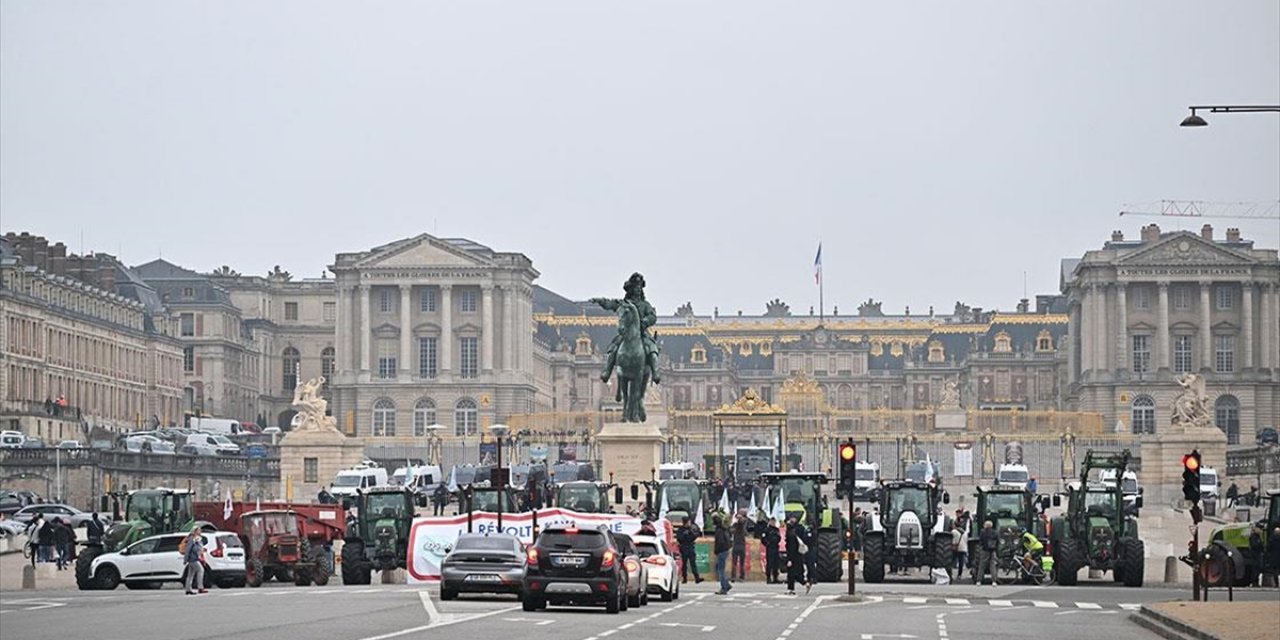 Fransız Çiftçiler, Versay Sarayı'nın Önünde Traktörleriyle Eylem Yaptı