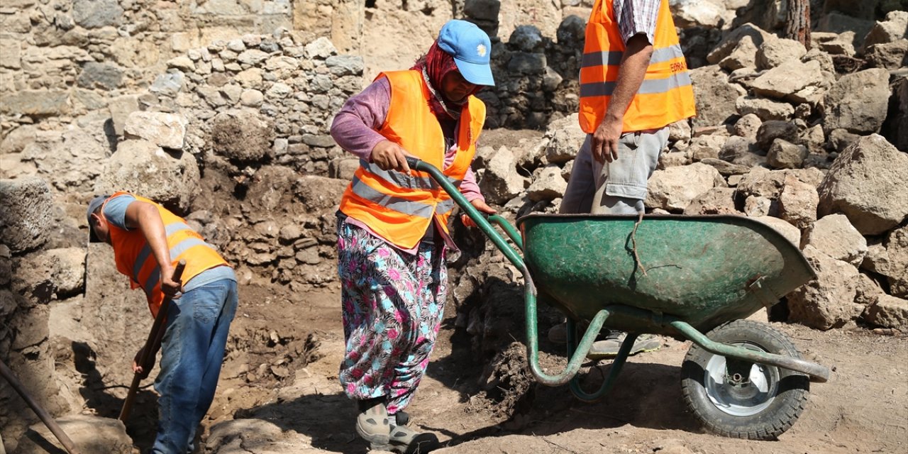 Syedra Antik Kenti Kazılarında Bölge Halkı da Görev Alıyor