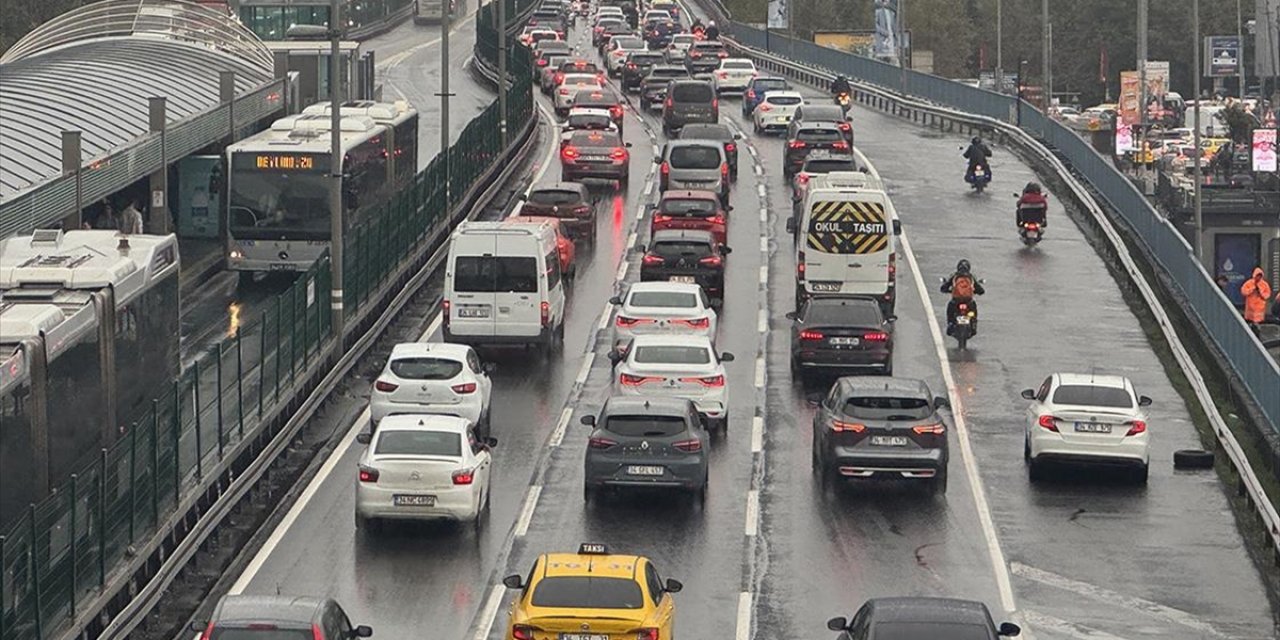İstanbul'da Haftanın İlk İş Gününde Yağışın da Etkisiyle Trafik Yoğunluğu Yüzde 85'e Çıktı
