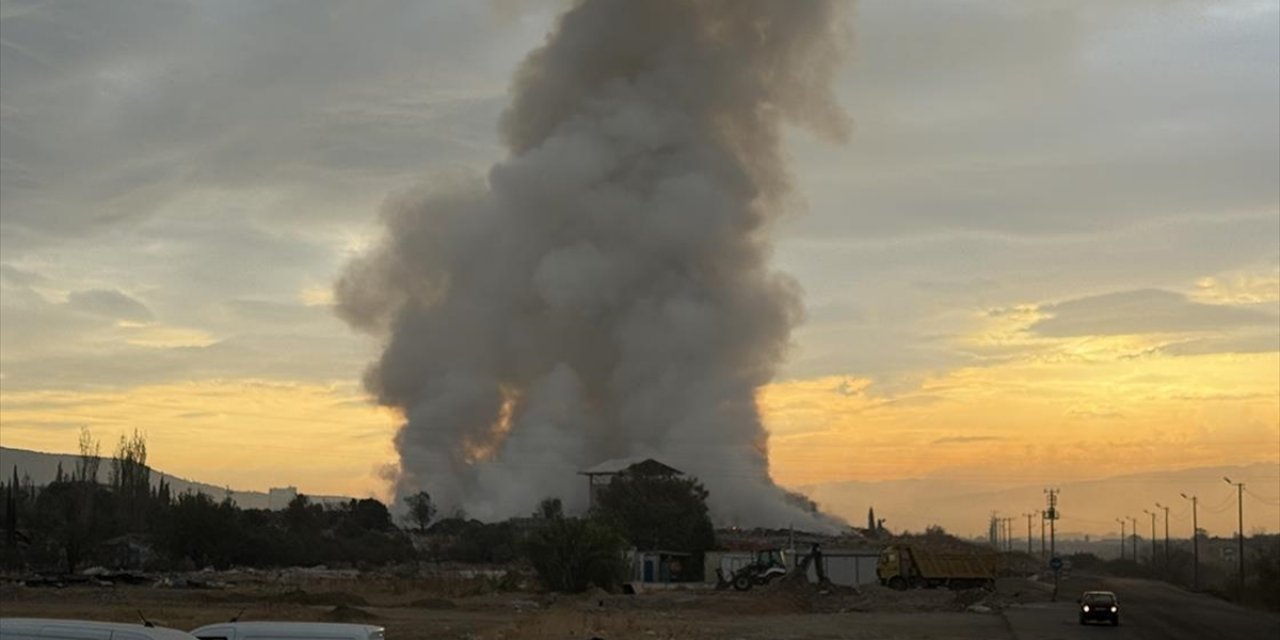 İzmir'de Çöp Aktarma Noktasında Çıkan Yangına Müdahale Ediliyor