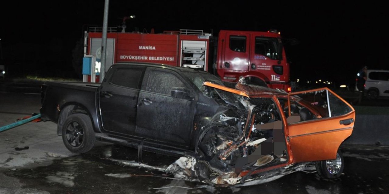 Manisa'da Pikapla Otomobilin Çarpışması Sonucu 5 Kişi Hayatını Kaybetti, 6 Kişi Yaralandı