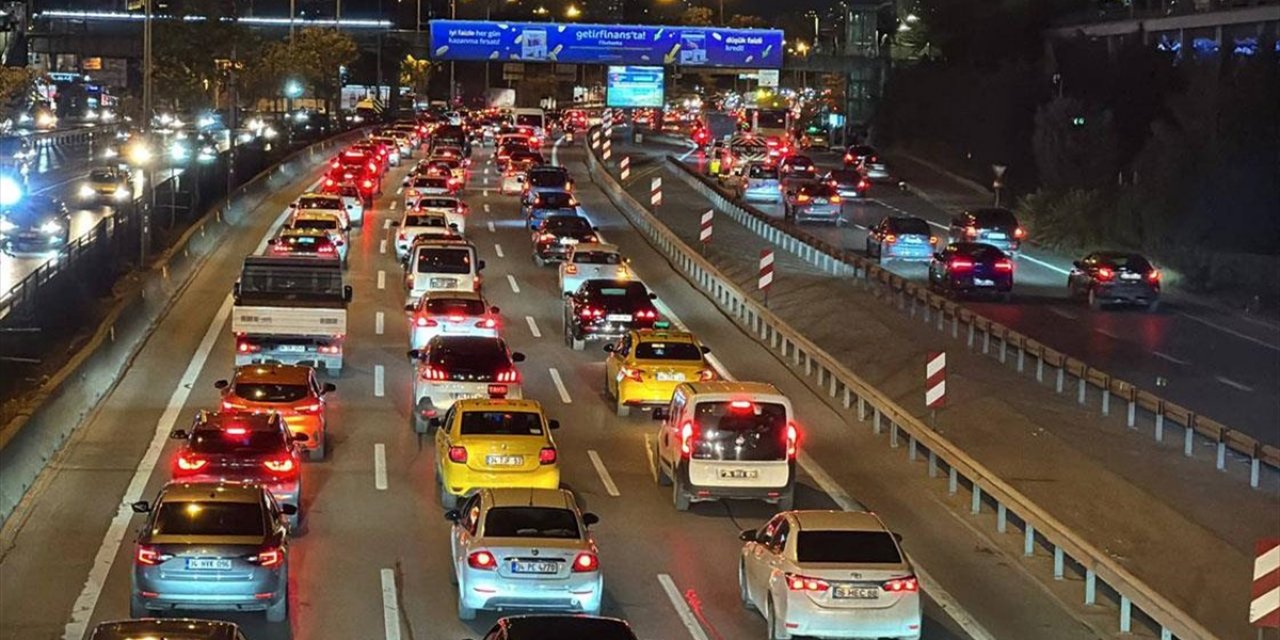İstanbul'da Akşam Saatlerinde Trafik Yoğunluğu Yaşanıyor