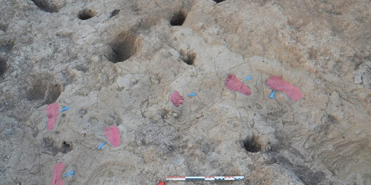 Hatay'daki Tell Kurdu Höyük'te 7 Bin Yıllık İnsan Ayak İzleri Bulundu