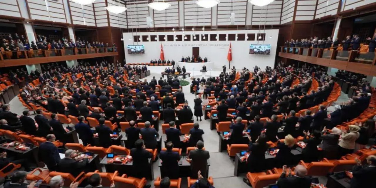 TBMM Yeni Yasama Yılına CHP ve TİP'in Protestosuyla Başlıyor