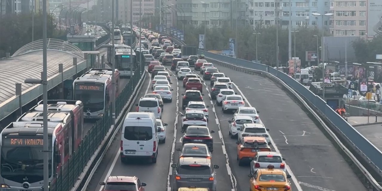 İstanbul'da Trafik Yoğunluğu Yaşanıyor