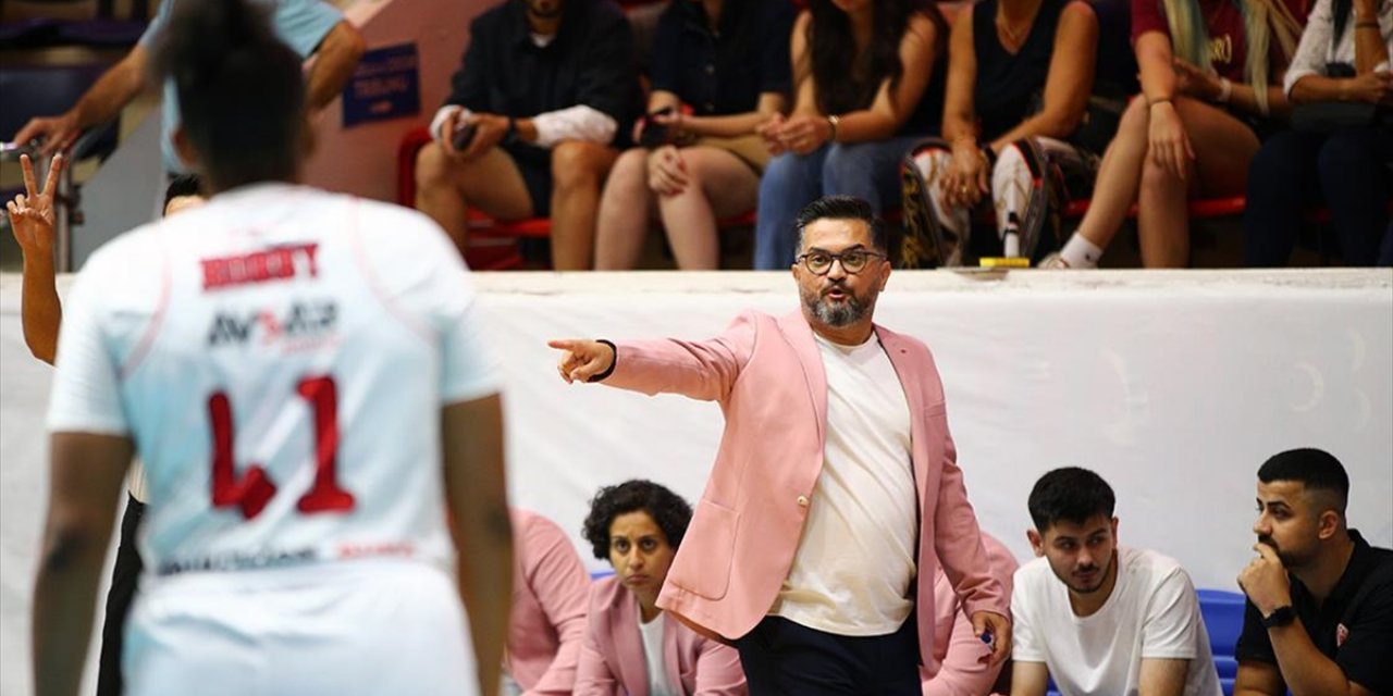 Basketbol Antrenörleri, Meme Kanseri Farkındalığı İçin Parkeye Pembe Ceketle Çıkıyor