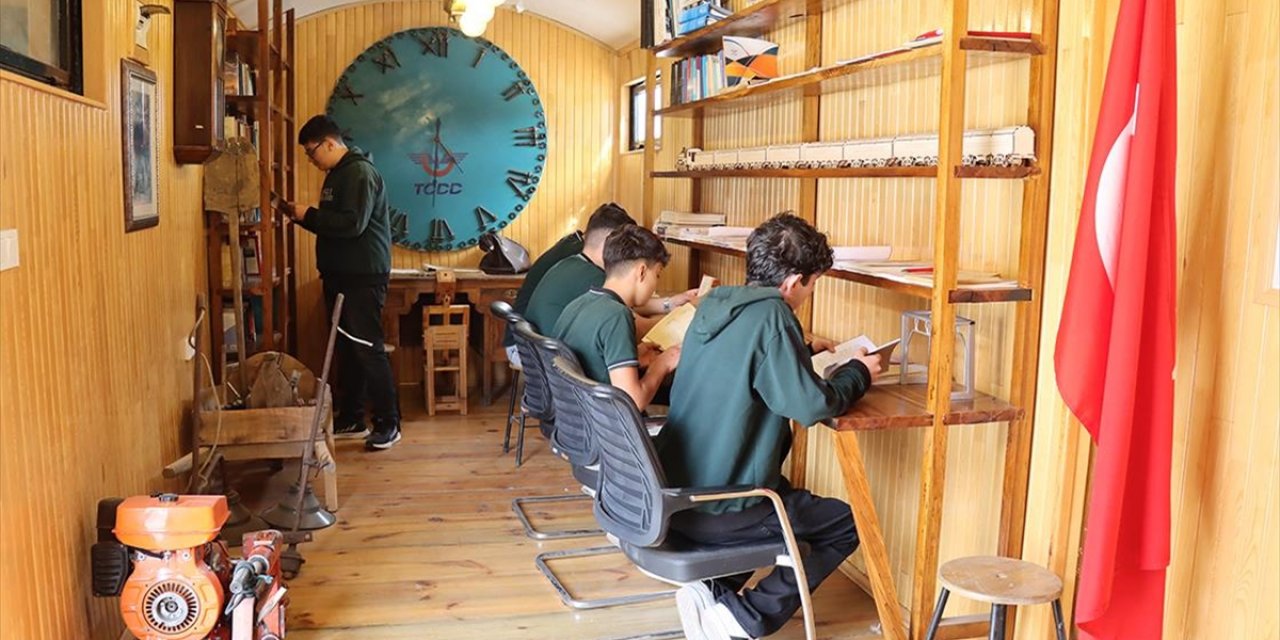 Tarihi Gardaki "Vagon Kütüphane ve Müze" Tarih ve Bilgiyle Dolu