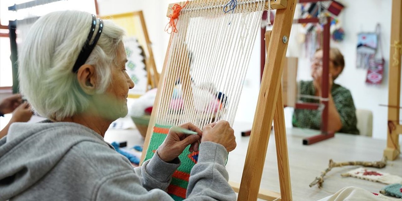 İkinci Baharlarında Dokuma Atölyesinde Beceri Kazanıp Dostluklar Kuruyorlar