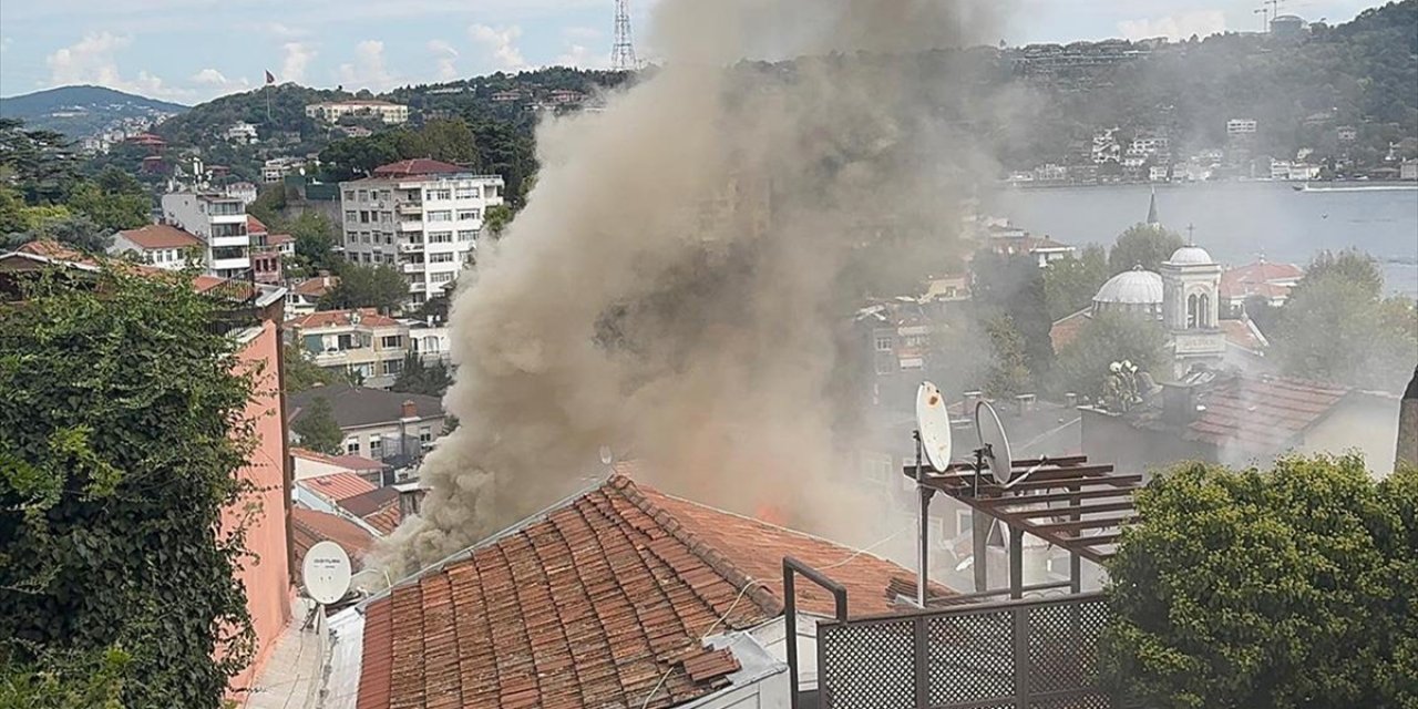 Beşiktaş'ta Ahşap Binada Çıkan ve Çevredeki Binalara Sıçrayan Yangın Söndürüldü