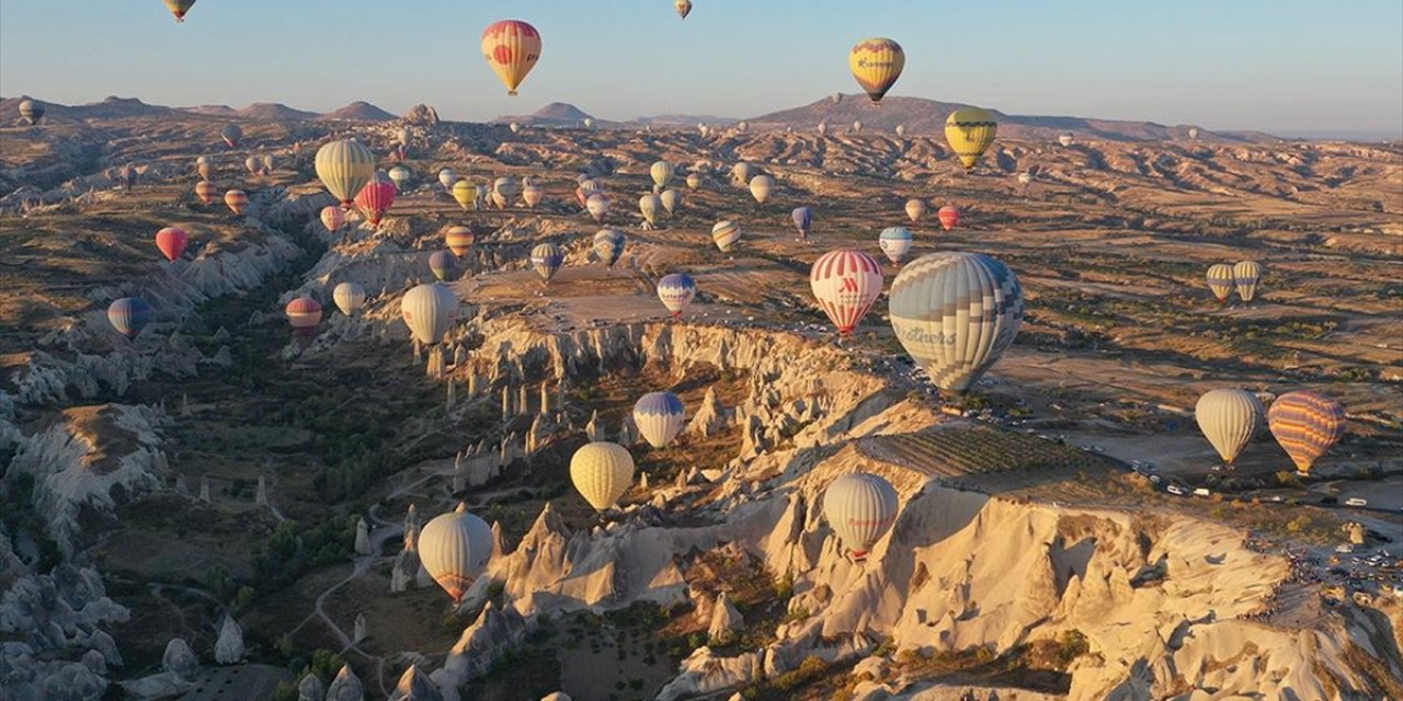 Kapadokya'daki Sıcak Hava Balonları Vadilere Renk Kattı
