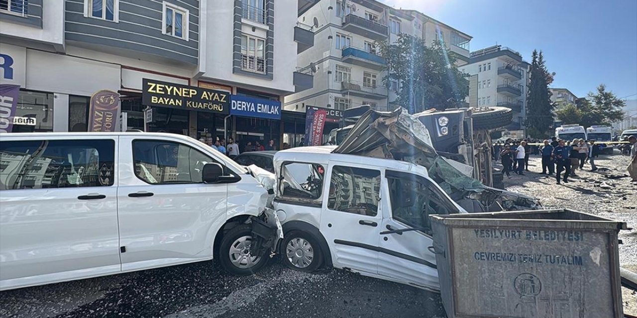 Malatya'da Freni Arızalanan Kamyon 15 Araca Çarptı, 3 Kişi Yaralandı